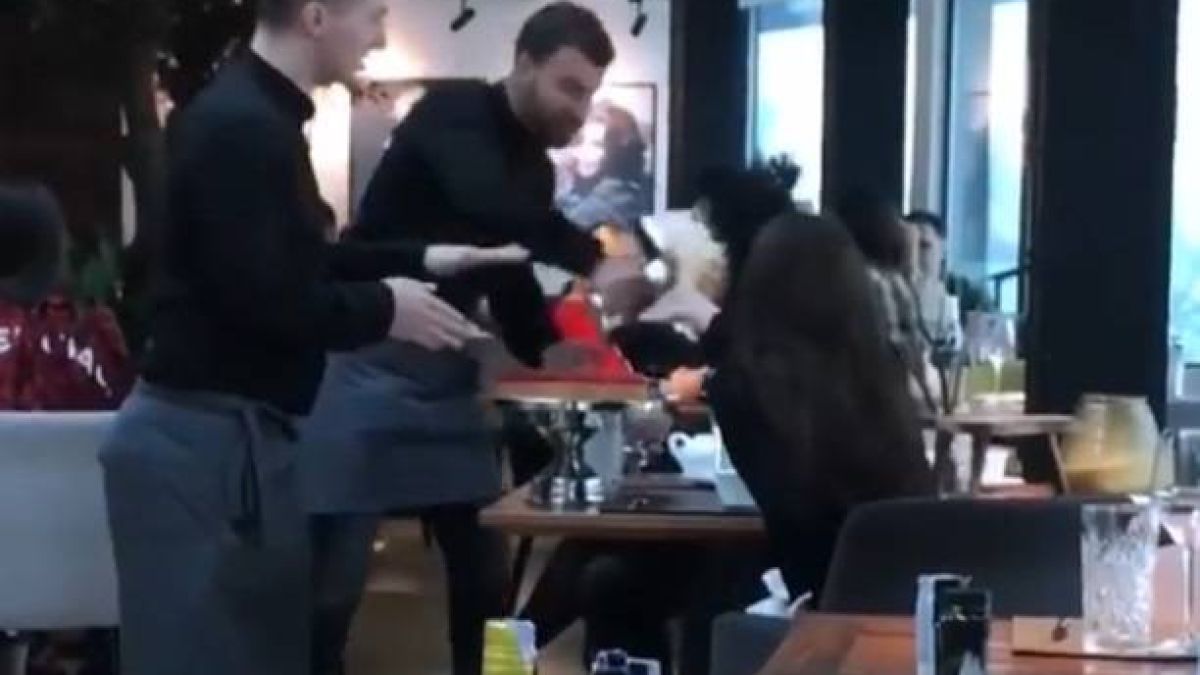 Обиден келнер заби торта в лицата на натруфени кифли (ВИДЕО)