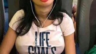 Силиконка с "надути" гърди и устни заспа в самолета и стана за смях в целия свят (СНИМКА)