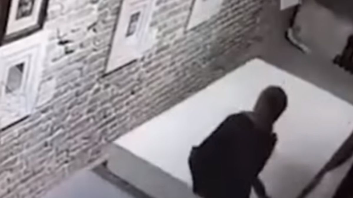 Жена повреди рисунка на Дали, докато си правеше селфи (ВИДЕО)