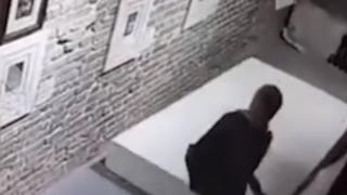 Жена повреди рисунка на Дали, докато си правеше селфи (ВИДЕО)