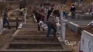 Потресаващо в БЛИЦ! Орди нагли цигани се изгавриха с мъртвите и опечалените им близки навръх Задушница (СНИМКИ/ВИДЕО)
