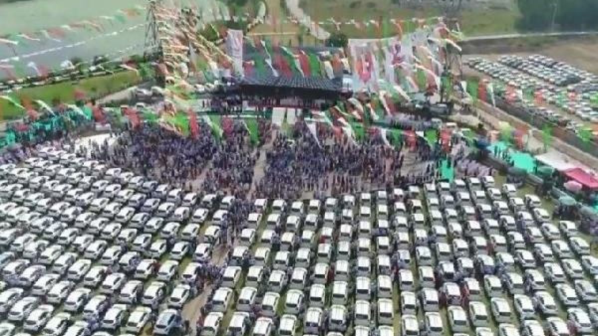 Шеф на фирма пръсна милиони долари, за да подари нови коли на служителите си! (СНИМКИ/ВИДЕО)