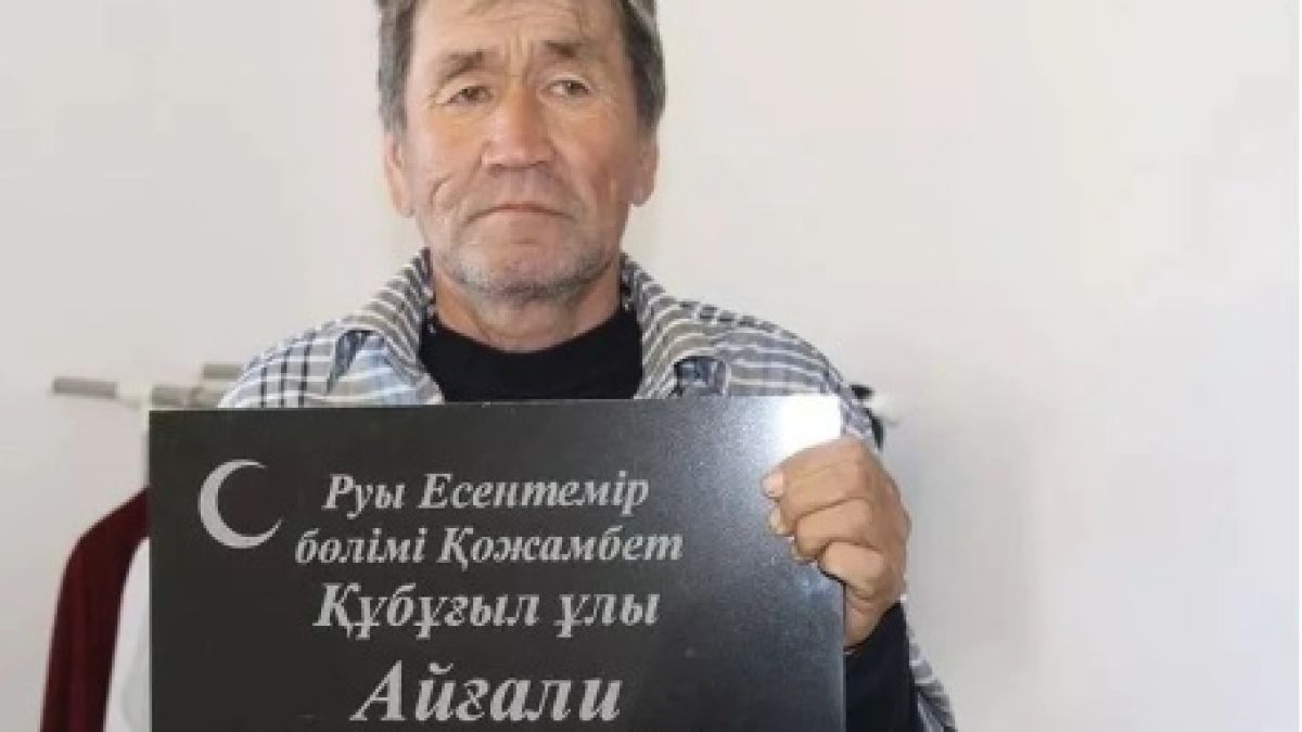 Мъж се завърна в дома си седмица след собственото си погребение