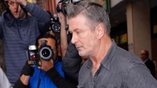 TMZ: Алек Болдуин може и да не е толкова виновен! (ВИДЕО)