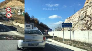 Топло при комшиите, евтино у нас, 30 минути се чака по границите 