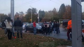 Скандал в Пловдив: Моторист се заби в отворената врата на кола, аверите му пребиха шофьора (СНИМКИ)