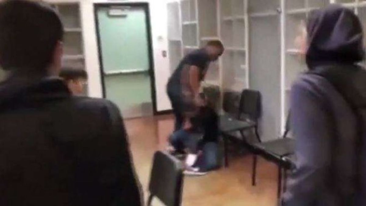 Бесен учител смля от бой гимназист в час по музика (ВИДЕО)