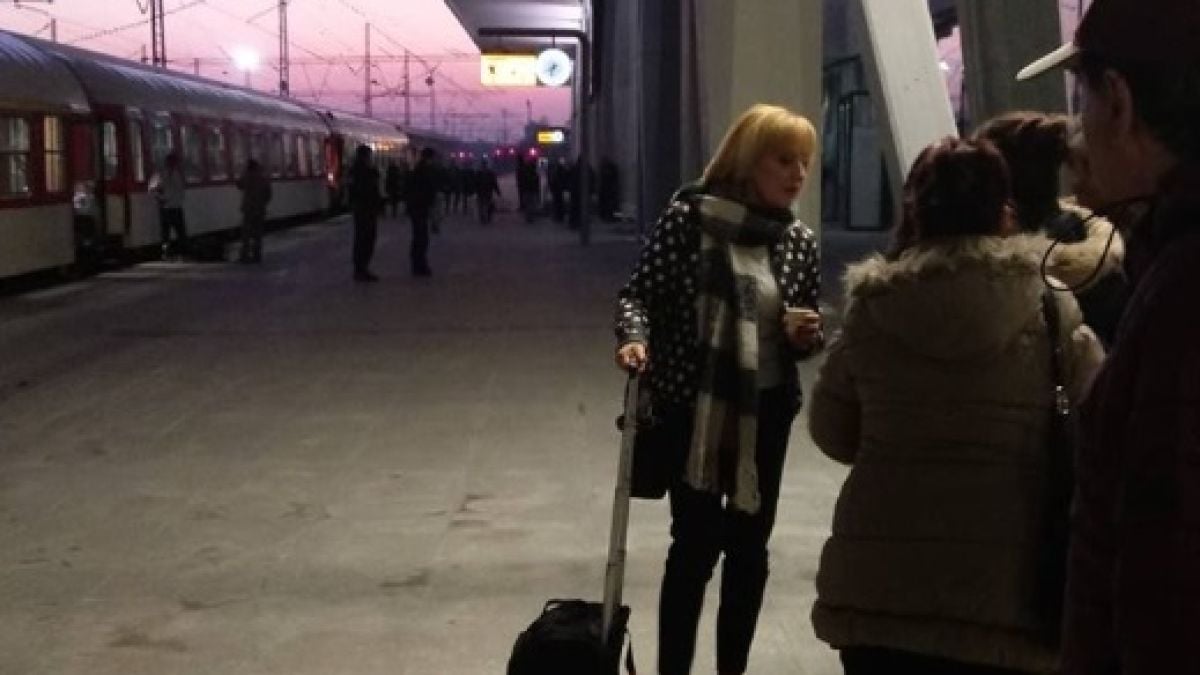 В ранни зори Мая Манолова хвана влака за Варна и направи вътре истинска... (СНИМКИ)