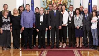 Румен Радев удостои с висши държавни отличия изтъкнати българи