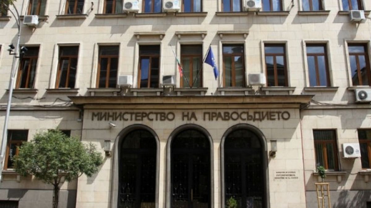 Пълна мистерия със 114-те “български граждани“, издирвани от Интерпол