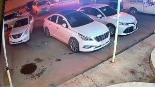 Ужасяващо! Лъскав джип се вряза във фризьорски салон в Саудитска Арабия, има жертви (ВИДЕО 18+)