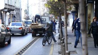 Хаос около велоалеите в София: махнаха ограничителите на „Раковски“ и „Дондуков“ Снимки