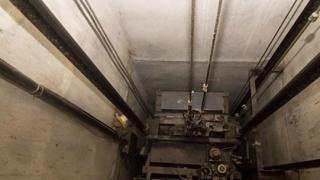 Смразяващ кръвта ЗАПИС! Диспечерка слуша цяла минута как убиват зверски момиче в асансьор, но не праща полиция 