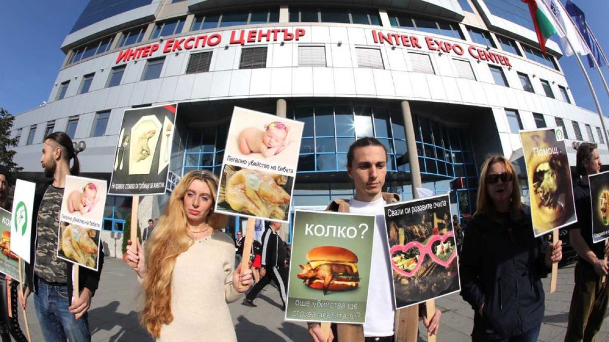 Вегани "оскверниха" събитие, любимо на хиляди българи 