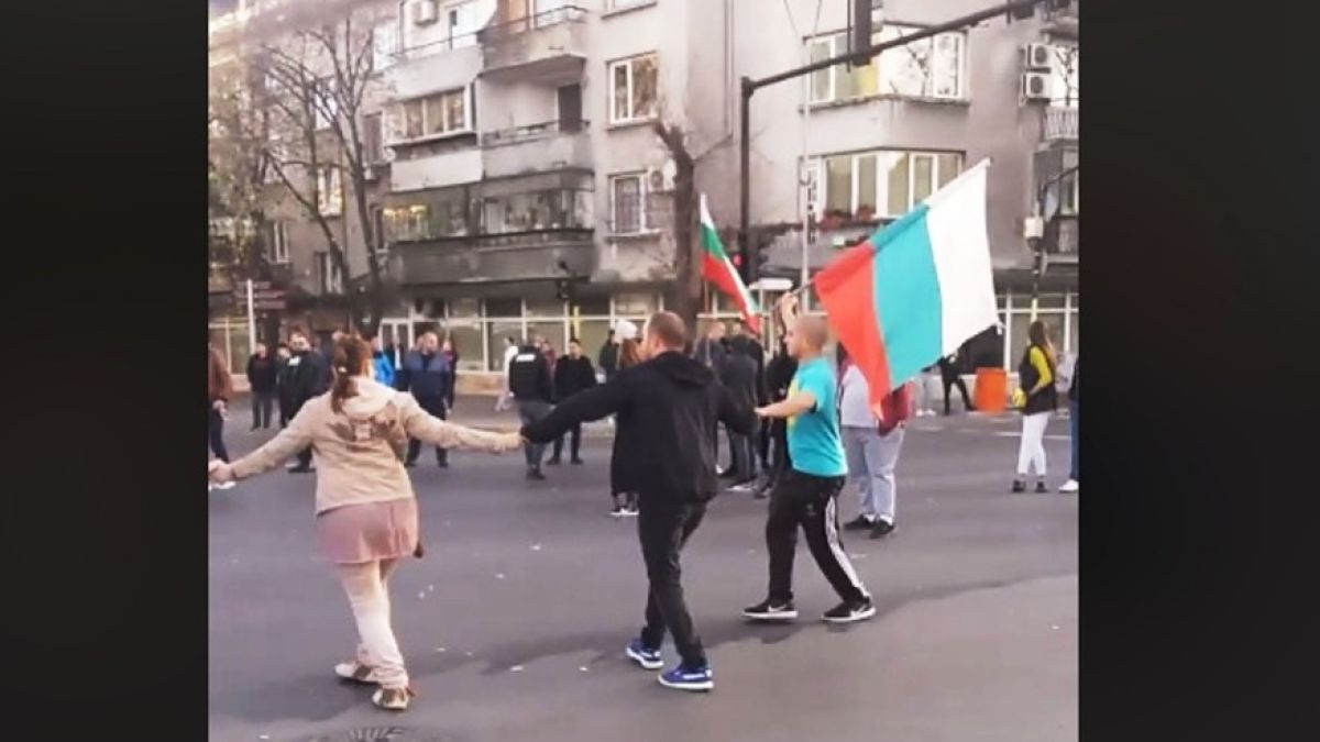С хора и музика: И във Варна протестираха срещу скъпите горива (ВИДЕО)