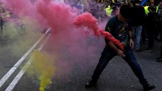 Каталунски сепаратисти влязоха в сблъсъци с полицията в Барселона