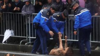Сеир в Париж! Гола мадама по цици изскочи пред „Звяра“ на Тръмп (СНИМКИ 18+)