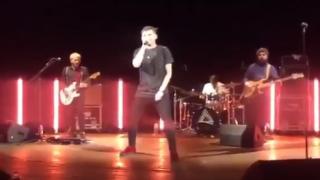 Сеир! Рок музикант се преби по време на концерт (ВИДЕО)