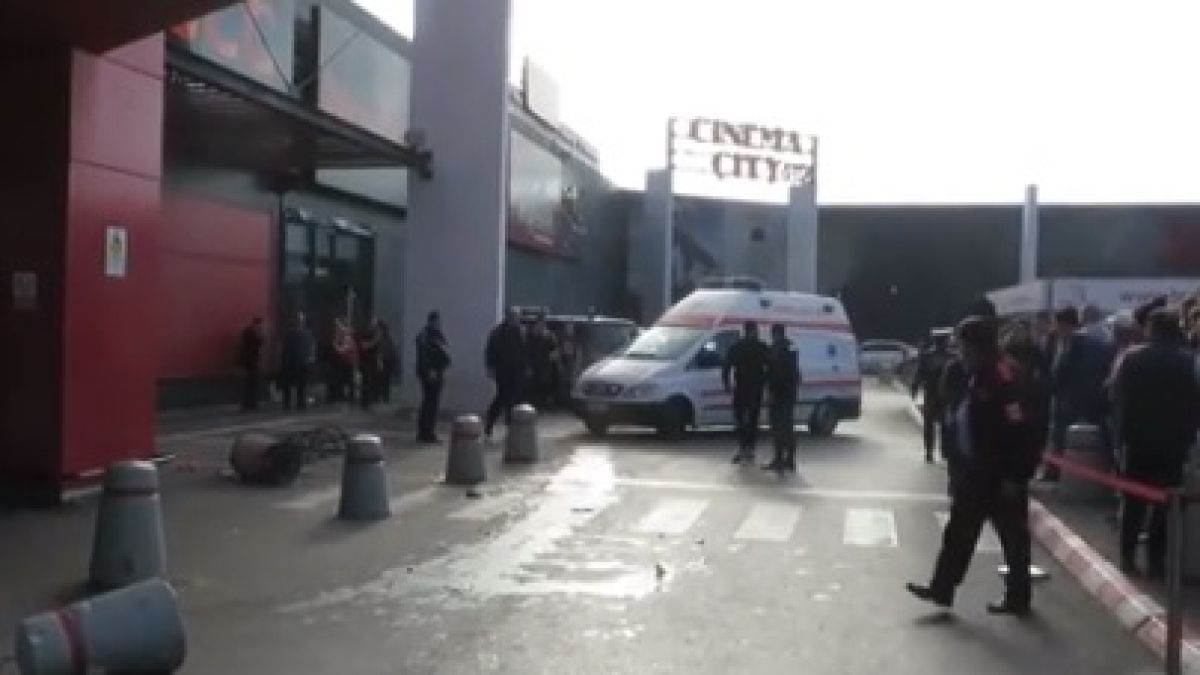 Ужасяващ инцидент в Румъния! Пиян младеж се разби в мол (ВИДЕО)