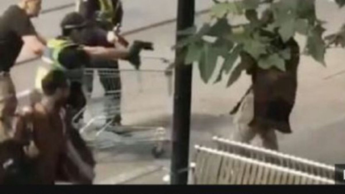 Бездомник неутрализирал касапина от Мелбърн с пазарската си количка (ВИДЕО)