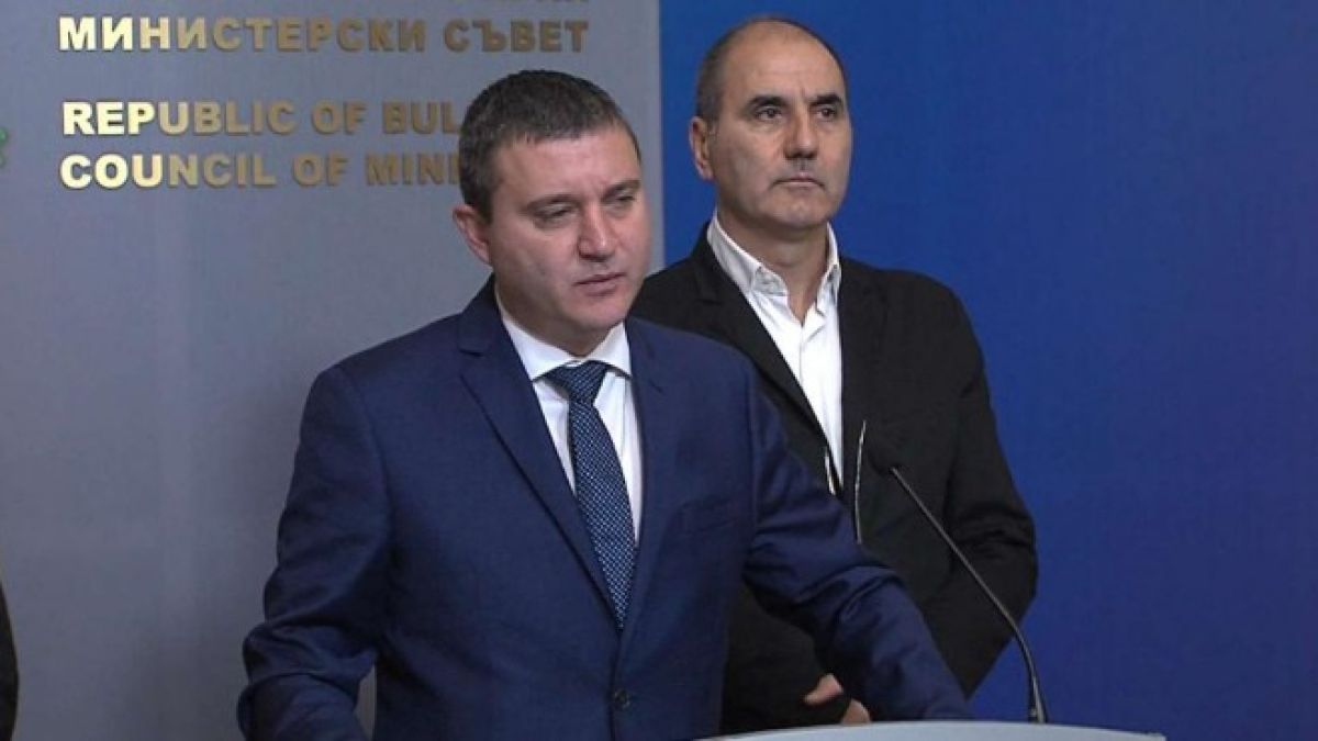 Министър Горанов посочи колко точно ще е увеличението на данъка на старите коли