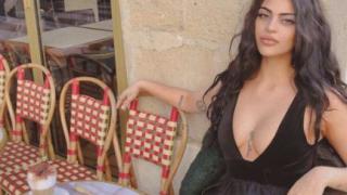 Разюздана моделка с деколте до пъпа беше прогонена от Лувъра (СНИМКИ)