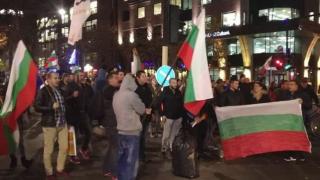 Извънредно от Варна: Протестиращи се млатиха пред Общината в града (СНИМКИ/ВИДЕО)