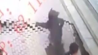 Ужас! Тротоар погълна жена (ВИДЕО)