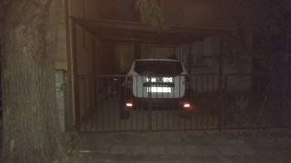 Няма такава наглост! Шофьор на сотаджийски джип паркира в... чужд двор (СНИМКА)