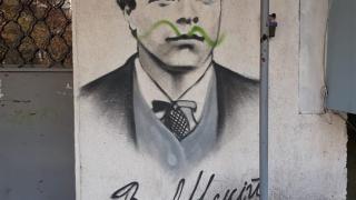 Само в БЛИЦ! Простак направи нещо много гнусно пред блок в столицата и си навлече гнева на цялата мрежа (СНИМКА)