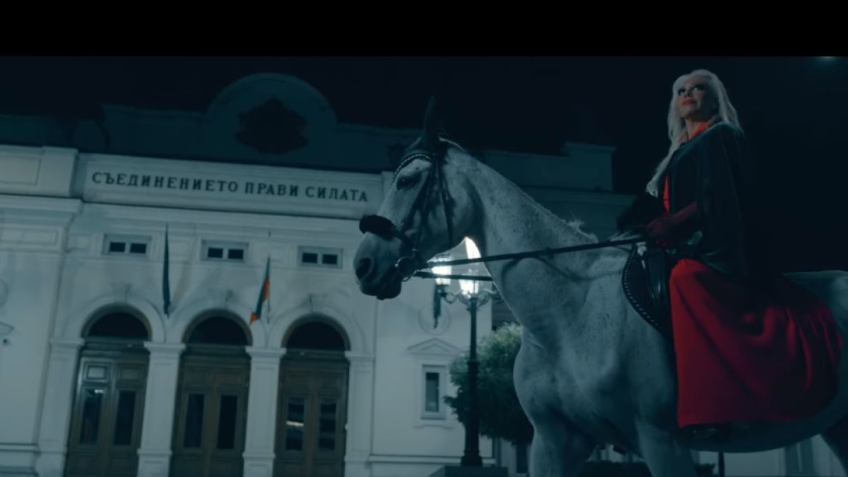 Първо в БЛИЦ! Мега излагация на Луна с мазен гюбек пред парламента (ВИДЕО)