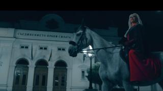 Първо в БЛИЦ! Мега излагация на Луна с мазен гюбек пред парламента (ВИДЕО)