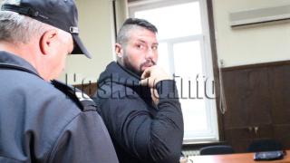 Купонджията, плюл и хапал полицай, използва бременното си гадже, за да излезе на свобода, но...
