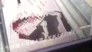 Тръпки да те побият след тези кадри! Какво се случи с жена, вървяща си по тротоар (ВИДЕО)