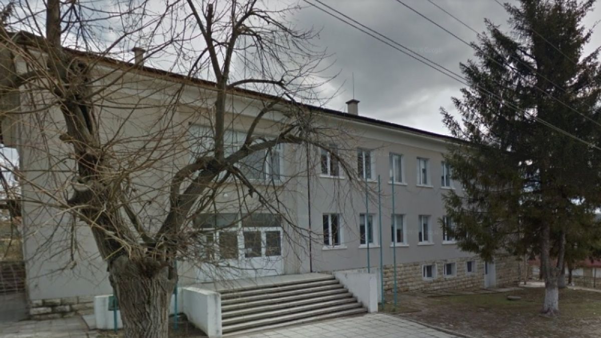 Побеснял мъж нахлу в кабинета на кмета на село Баурене и го...