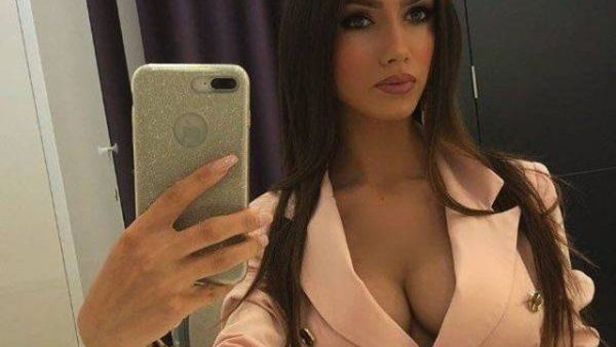 Гъвкава секси девойка показа как е правилно да се затваря багажникът на колата (СНИМКИ/ВИДЕО)