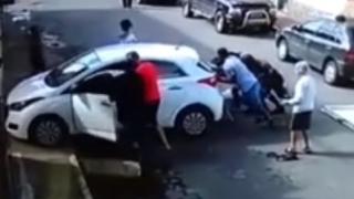 Ужас: Кола сплеска под врата на гараж семейство минувачи (ВИДЕО)