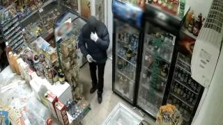 Смела продавачка прогони въоръжен крадец с дръжката на метлата (ВИДЕО)
