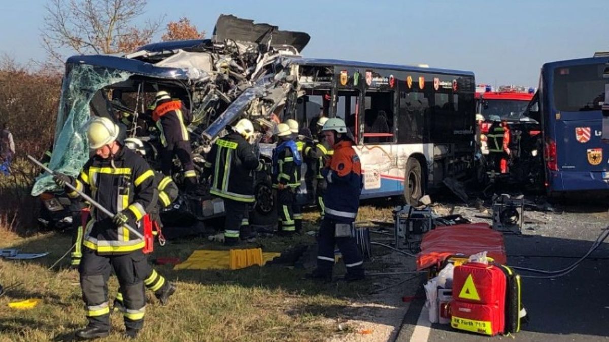 Зверска касапница! Два училищни автобуса се удариха челно - десетки са ранени (ВИДЕО)