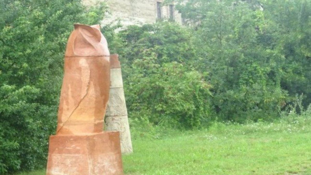 Потрес в Сърбия! Огромен пенис "изникна" насред градче! Да, ама не съвсем (СНИМКИ)