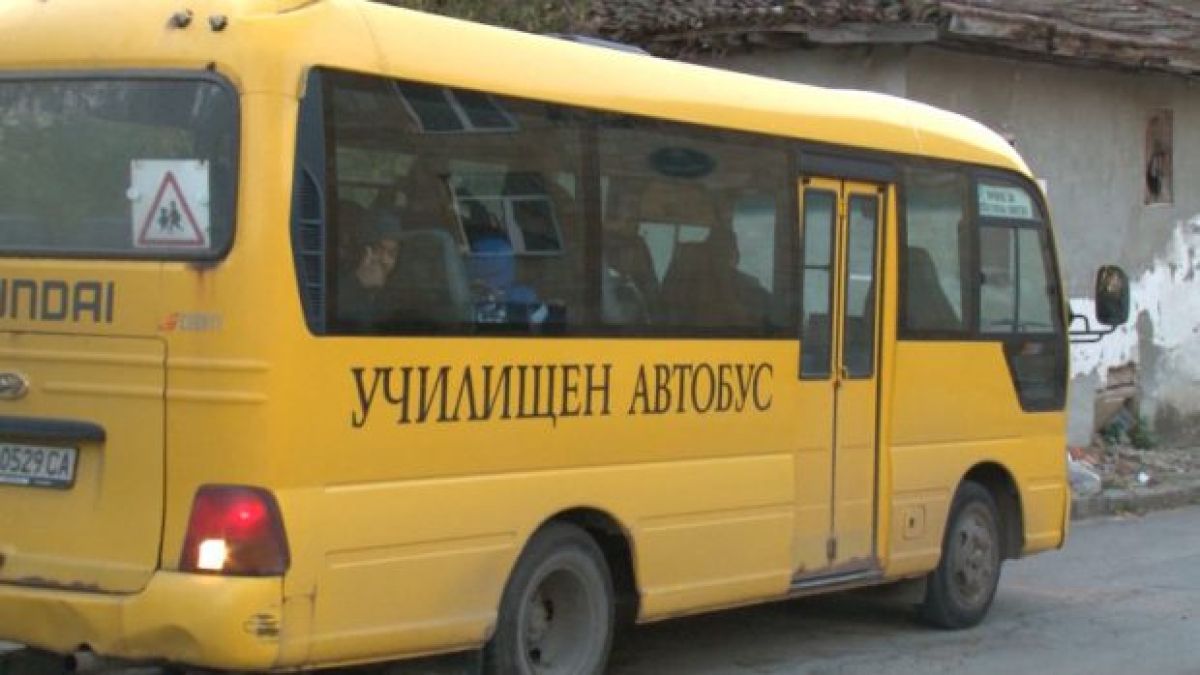 Ужас в Северозапада! Охранител на училищен автобус обижда и млати деца с палка