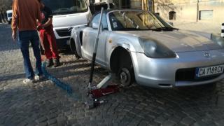 Стотарка за смяна на гумите на колата пред блока и хотел