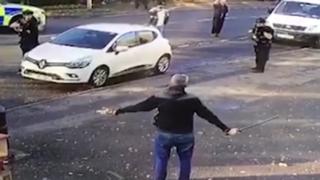 Смразяващо! Мъж извади меч насред улицата, но полицаите не му простиха и... (ВИДЕО)