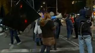 Хоро се вие на „Орлов мост” след оставката на Симеонов, майките скандират: Победа, победа! (ВИДЕО)