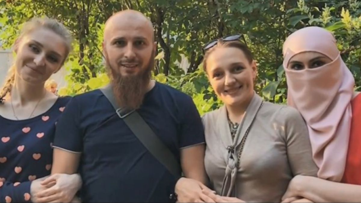 Ванката живее с три жени, наказва непослушните с липса на секс