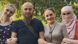 Ванката живее с три жени, наказва непослушните с липса на секс