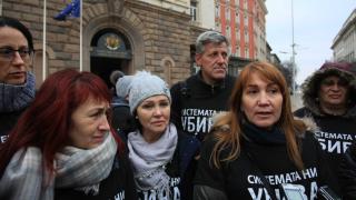 Протестиращите майки свалиха черните знамена и сложиха сиви шалове