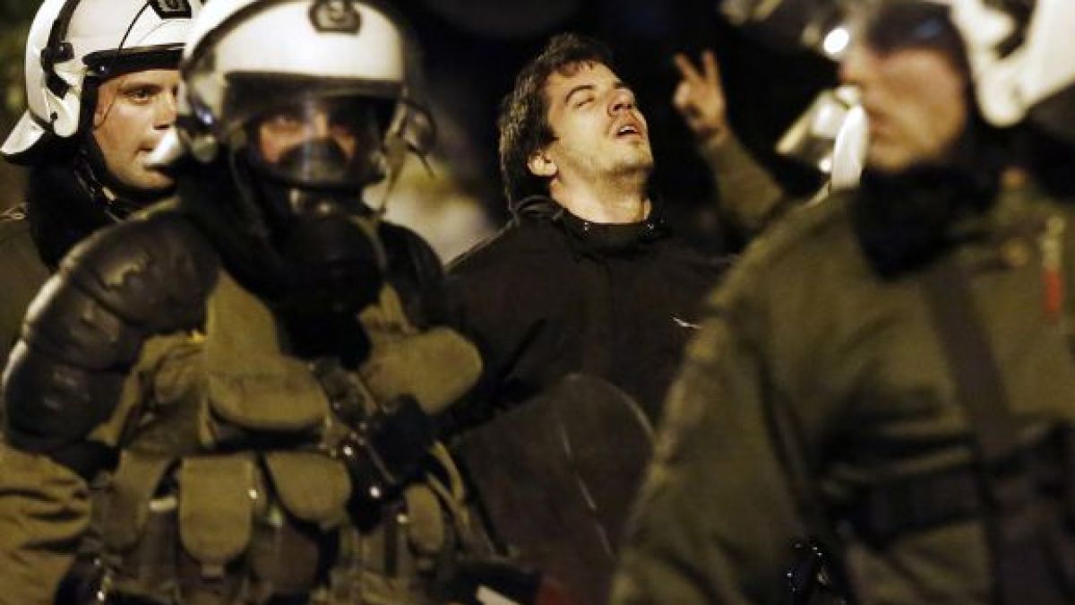 Размирици в Гърция! Хвърляха коктейли Молотов по полицията в Атина (СНИМКИ)