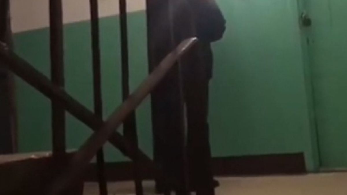 Пиян Отело репетира реч за пред жена си пред стена във входа (ВИДЕО)