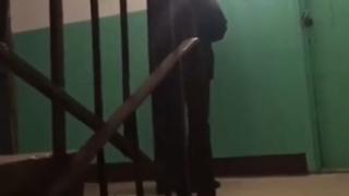 Пиян Отело репетира реч за пред жена си пред стена във входа (ВИДЕО)